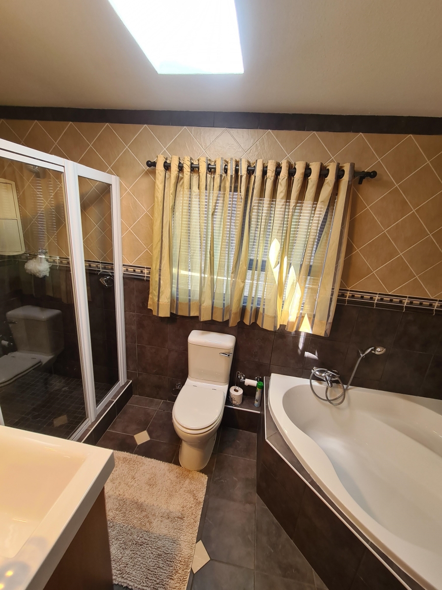 5 Bedroom Property for Sale in Maraldi Estate Free State